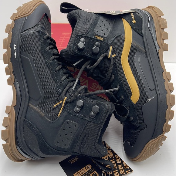 Vans WMNS Ultrarange Exo Hi Gore Black/Gold
VN0A5JHXZX1
Boots All Weather Sneakr - Picture 11 of 16